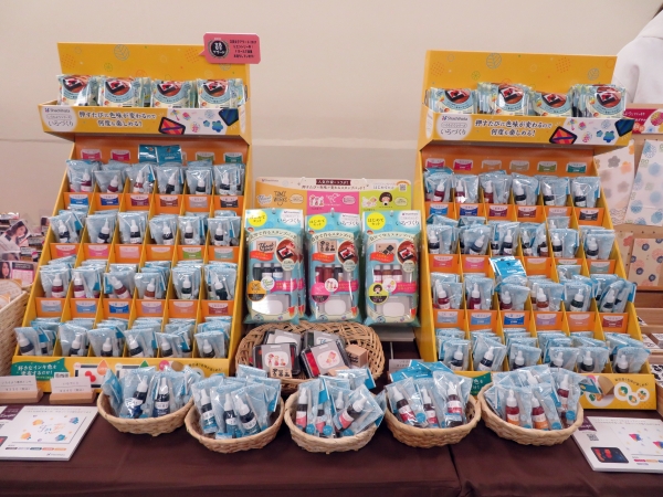 「いろづくり」は自分で作るスタンプパッド。インキを混ぜ合わせてオリジナルの色を作ったり、まだら模様やストライプなど自由に配色できます　シヤチハタ