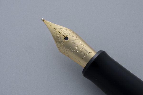 ペン先には『サライ』の駱駝マーク。伝統的な葡萄唐草文様を檸檬に見立てた「檸檬唐草」が囲む。