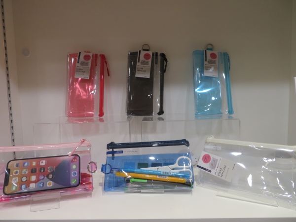 中身が見えて取り出しやすいクリヤーペンケース。色透明の背面内ポケット付き