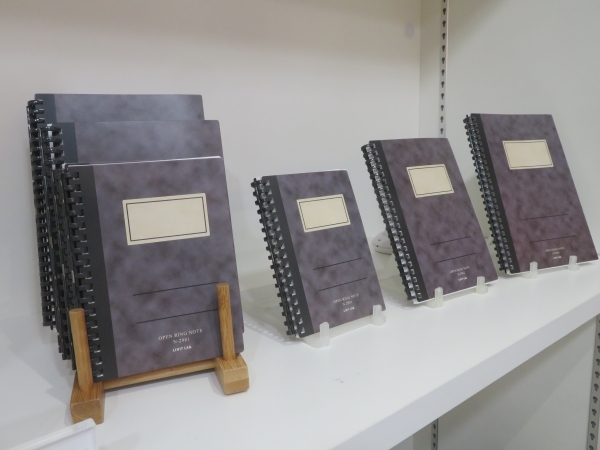 レトロなものに魅力を感じる若者層などに提案するクラシカルデザインの「オープンリングノート」