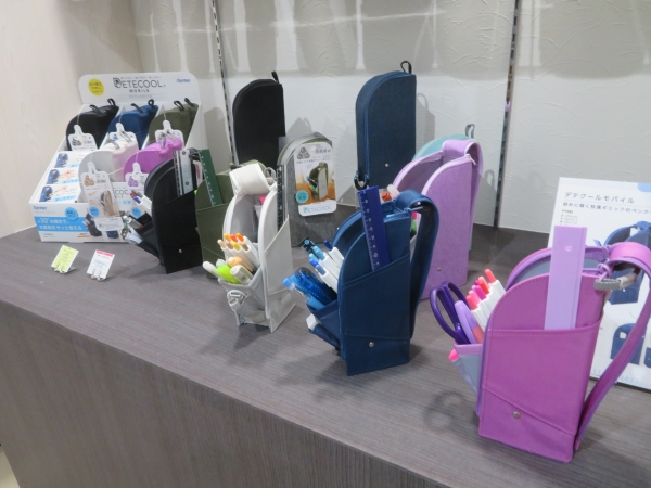 「デテクールモバイル」は、カラーと生地感をリニューアルして５色展開で発売