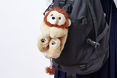 ・ボールチェーン付きでかばんに付けられる