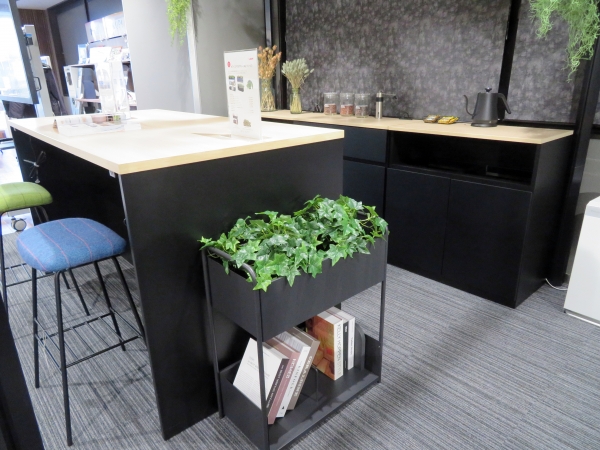 グリーンによる癒しと実用性が両立した『オフィスアクセサリー〈ＡＧシリーズ〉』の「プラントスタンド」「卓上プラントボックス」「コーナーテーブル」の3アイテム