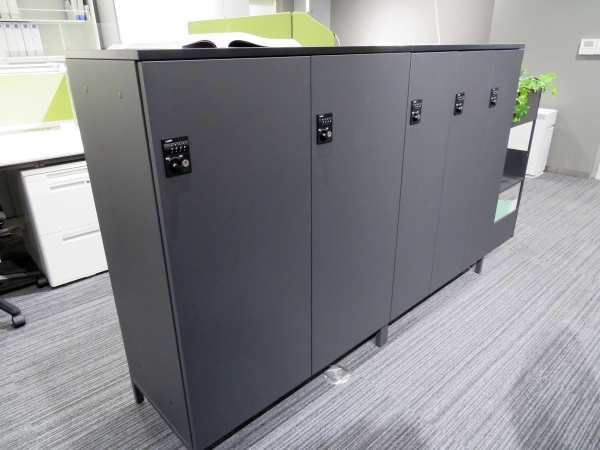 庫内容量を広く割り当てたバーチカルタイプ「パーソナルロッカー＜SONALIO（ソナリオ）＞」。棚板の取付け位置を変えることで、背の高いアイテムも収納可能