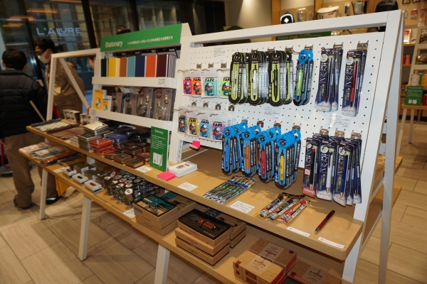 いつでも使え、いざという時に役立つ文房具を集めたステーショナリーコーナー