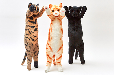 ＜準大賞＞足と尻尾でスクッと完全自立するぬいぐるみ「たっちぃZOO にゃんこ」リード