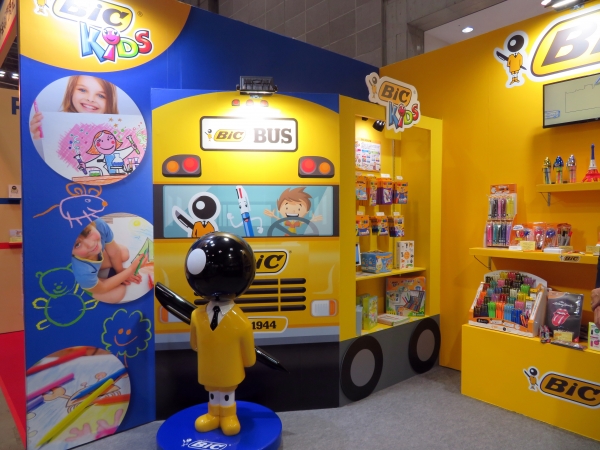 大型量販店に向け海外用の大型什器を提案。売場で目立ちます！BICジャパン