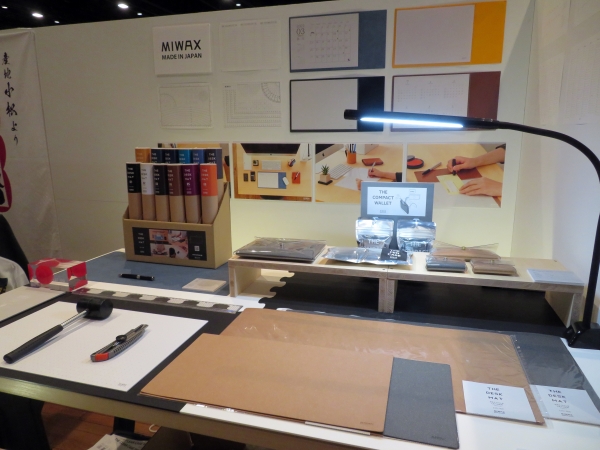 ミワックスの「Miwax The Cuttingmat」は、単なる事務用品にはとどまらない、新たな価値を提案するカッティングマットとして「グッドデザイン賞ベスト100」を受賞。