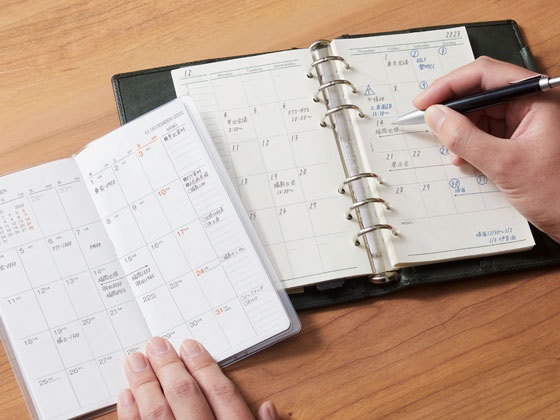 システム手帳と同時に開けるので、書き写しや照らし合わせもスムーズ