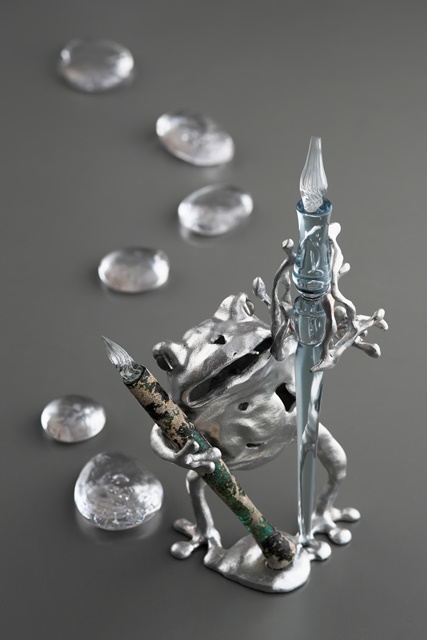 作品（上）：蛙ホルダー　作品（左）：ORENT Emerald　作品（右）：ever standard Ribbon Nibs