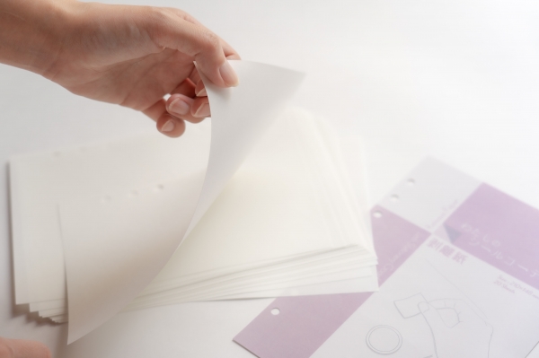 両面対応剥離紙のため、裏側もシール台紙として40ページ分（＝20枚入り）を楽しむことができます。