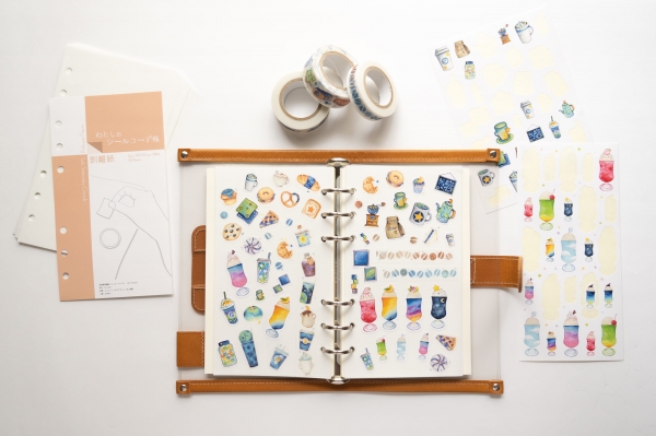 「マスキングテープをストックできる剥離力」を基準にし、粘着力の弱いマスキングテープでも  貼って剥 がせる  を繰り返せるのも特徴です。