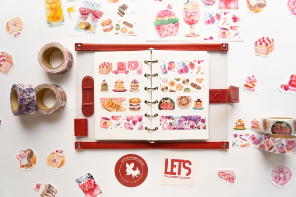 台紙にデコする感覚でシールを集め、コラージュするようにシールやマスキングテープを楽しんでストッ クし、SNSでシェアして楽しんでみてはどうでしょうか。