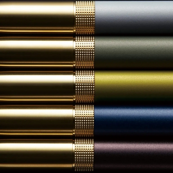 代表モデル「001」のDNAを継承しつつ、新しいモダンなデザインを纏った「007」