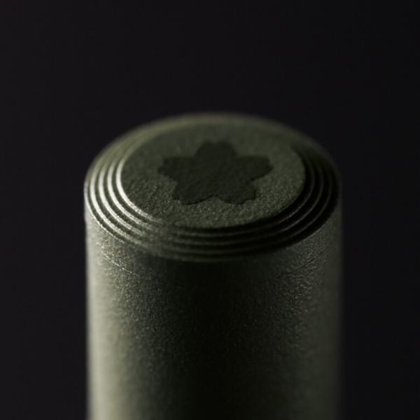 モダン建築のような段差付きの頭冠に、さりげないサクラマークの印刷