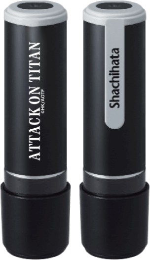 ブラックのボディには「ATTACK ON TITAN」のロゴ入り。 シンプルで使いやすいデザインです。