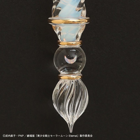 ペン先にはスーパーセーラームーンの月をイメージしたオパールが輝く繊細で美しいデザイン。