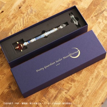 ペン置きが付属します。箔押しを施した特製化粧箱に収めてお届けいたします。