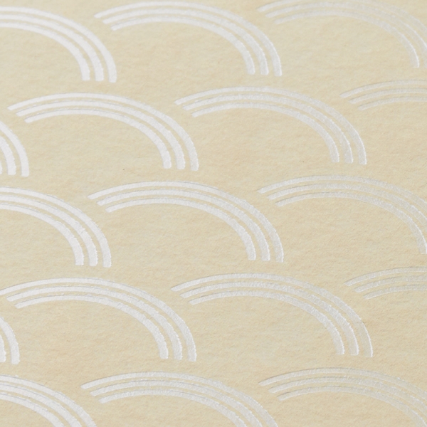 吉祥文様である「青海波」をパール箔で表現