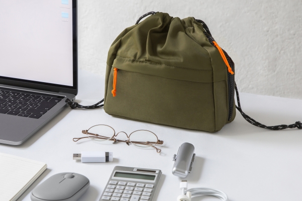 ・机の上でもしっかり自立し、ポーチの中にアクセスしやすいサイドファスナーつき