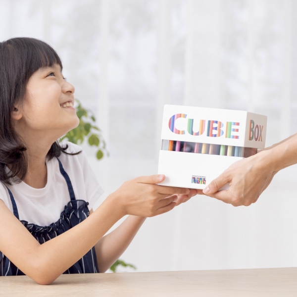 ボックスのサイドにアクリル窓をあしらうことで、クーピーの色味を活かした華やかなパッケージデザイン