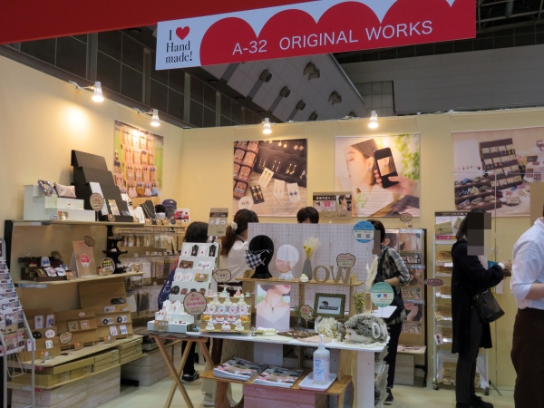 ササガワのハンドメイド作家を支援ブランド「ＯＲＩＧＩＮＡＬ　ＷＯＲＫＳ」、アクセサリーを固定する台紙や、イベント出展するときに使用する紙製のディスプレイなどを販売　