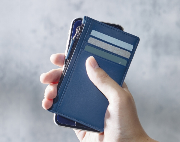 「タイニスト フラグメントカードケース」スマホと一緒に持ちやすいサイズと薄さ