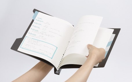 つかんで開きやすいヒンジの入った表紙