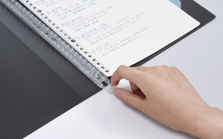 広く開き、中紙を差し替えしやすいスライド式とじ具