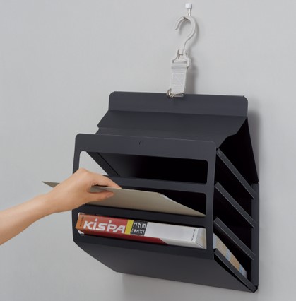 厚手のカタログも対応する 出し入れしやすい3段ポケット