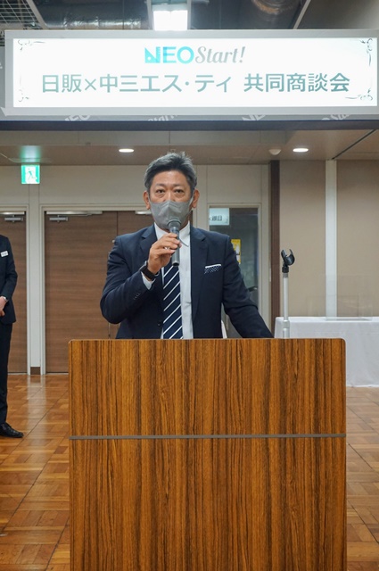 挨拶する日販奥村社長