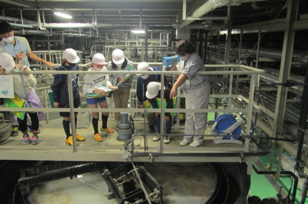 地域の小学生を対象とした水の大切さをテーマにした工場見学の様子