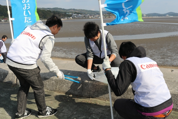 近隣の海岸や河川の清掃活動の様子