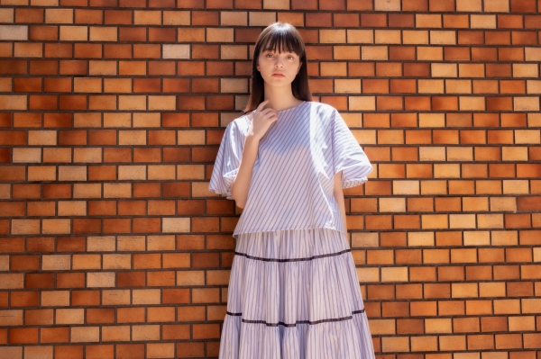 品名：MONO STRIPE BIAS BLOUSE　COLOR：SAXE STRIPE / GRAY STRIPE　価格：￥14,300（税込）