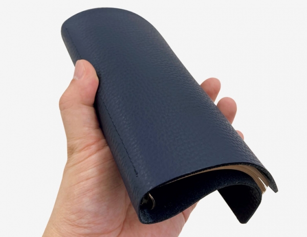 手に馴染む、柔らかな革