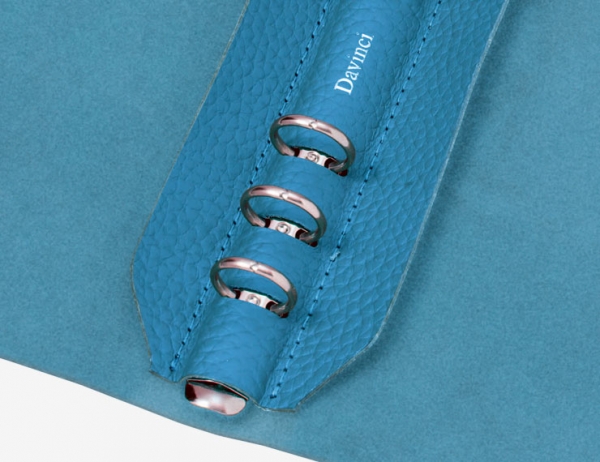 リングを革で覆っているため、革の雰囲気をより楽しめる