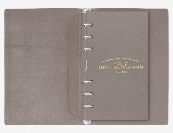 カバーと同じ本革製の特製表紙付き