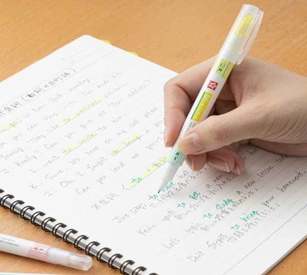 マーキングと文字書きが1本でできます。（太字側のアンダーラインと細字のインキ色は同色となります。）