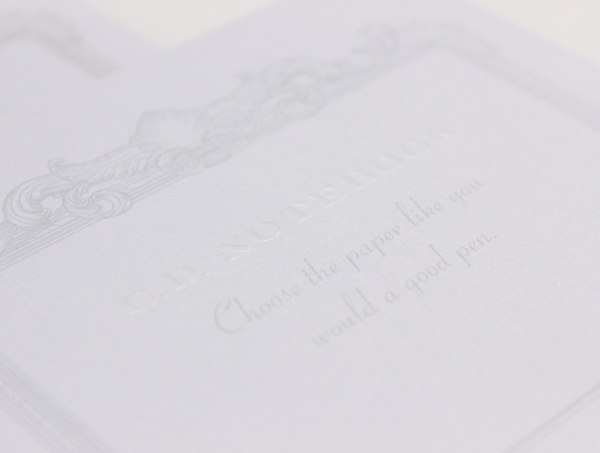 特別感を演出する飾り罫印刷。タイトルには透明浮き出し箔。