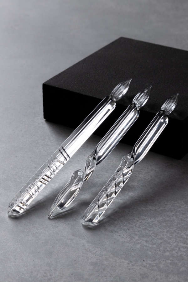 (写真、左側から) 【1】「切子」...ランダムに繊細なしま模様をカッティング。 【2】「螺旋」...均等ならせんになるよう、丁寧に 2 回、ねじりを入れた匠の技が光る逸品 【3】「切子螺旋」...上部にらせん状のカットを施し、真ん中に丁寧にねじりを入れたタイプ