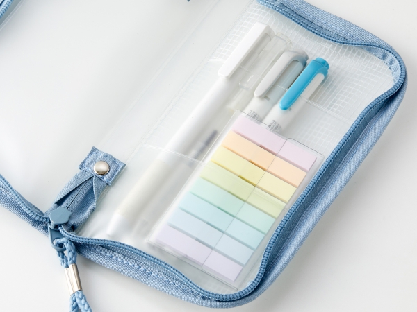 「Kept フェイブペンケース」ペンや付箋の固定にも