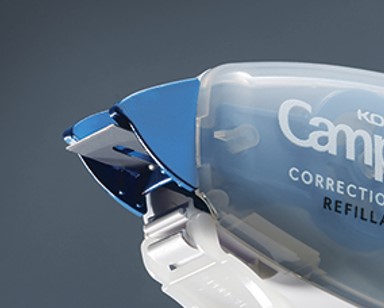 先端に金属製のプレートを採用し、テープの定着性と切れの良さを両立しています。