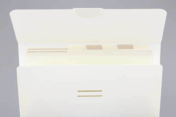 階段状の段差＆交互の色を採用した仕切り