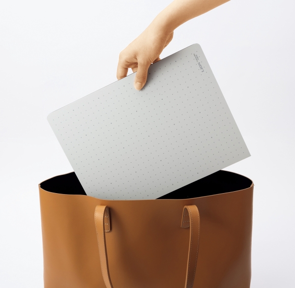 （２）書類サイズに折りたためる