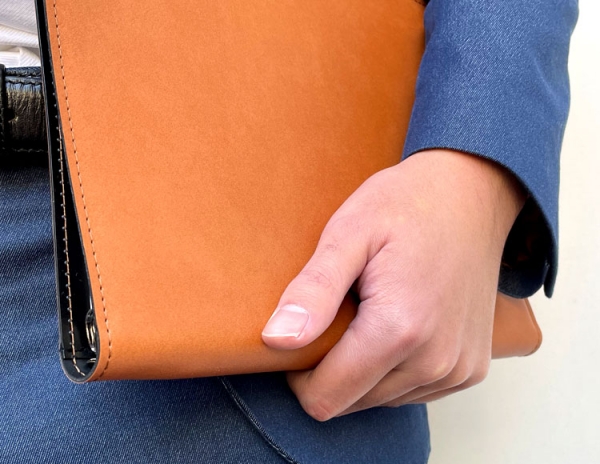 手に馴染みやすい、丸みの帯びた背