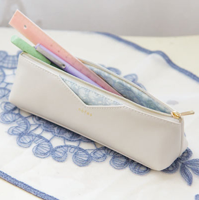 「ペンケース」1,650円（税込1,815円） ミニポケットがアクセントのシンプルなペンケース