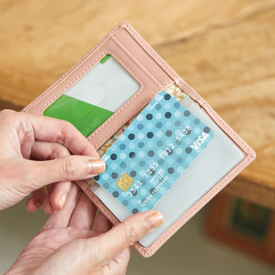 「カードホルダー付パスケース」1,950円（税込2,145円） 大切なカードの保管に安心なホルダータイプ