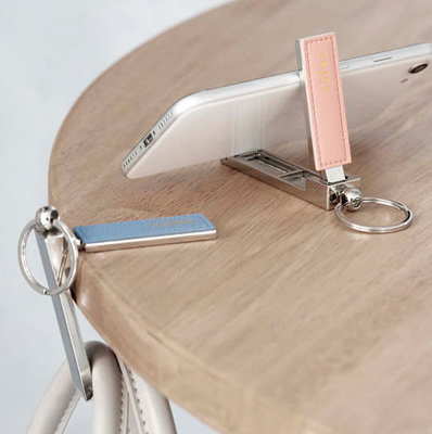 「2WAYバッグハンガー」1,800円（税込1,980円） スマホスタンドにもなるバッグハンガー