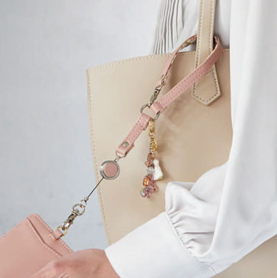 「リール付バッグストラップ」1,300円（税込1,430円） チャームなどが付けられるリール付バッグストラップ