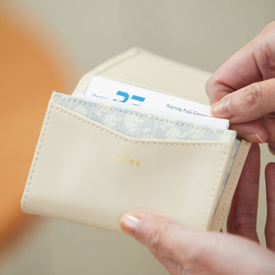 「ネームカードケース」1,700円（税込1,870円） スマートな笹マチタイプの名刺入れ